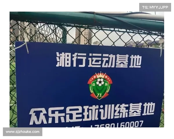 足球赛事激情燃烧绿茵场上拼搏不息冠军荣耀共同期待球迷热血沸腾 足球赛事激情燃烧绿茵场上拼搏不息冠军荣耀共同期待球迷热血沸腾